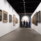 Visita de las autoridades a la sala en la que se unen Realismo, abstracción y surrealismo
