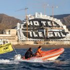 Activistas de Greenpeace se pronuncian frente  al Hotel de Azata del Sol en la playa del Algarrobico, en Carboneras.