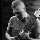 Jason Blake toca su Warr Guitar en una imagen cortesía del músico.