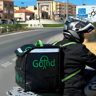 Un repartidor de GoInd en una de las entradas de Vera.