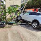 El vehículo chocó contra un muro.