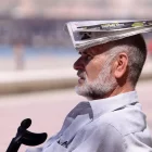 Imagen de archivo de un hombre protegiéndose del sol en la provincia.