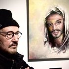 El artista junto a una de sus obras.