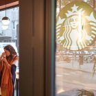Interior de una cafetería Starbucks. 