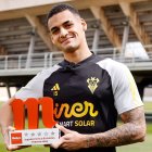 Kaiky luciendo el trofeo a mejor jugador.