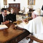 El Papa sostiene el cáliz elaborado en Almería y regalado por Juanma Moreno.