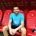 Maximiano posa para LA VOZ y Cadena SER en el banquillo del Mediterráneo.