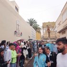 La lluvia obligaba a la hermandad de Los Ángeles a refugiarse en el lugar más cercano.