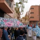 Paraguas al paso del palio de la Virgen de Los Ángeles.