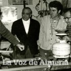 Luis Carmona en el segundo taller que tuvo, en la calle Séneca,  arreglando una estufa de butano.