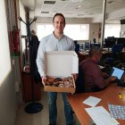 Diego mostrando solo una muestra de todo lo que tiene en la cafetería de DICEL.