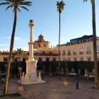 Plaza Vieja de la capital con Los Coloraos en el centro