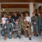 Participantes de las recreaciones con sus uniformes.