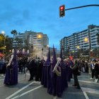 La Hermandad de Pasión en la Plaza Circular, en un momento en el que dudaban si seguir la procesión o volver al templo. Foto: María Palma Martos.