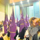 Lágrimas en una cofrade de Pasión tras el regreso al templo a causa de la lluvia. Foto: María Palma Martos.