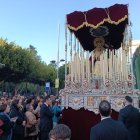 El palio de Gracia y Amparo, bajo un cielo sin nubes al salir de La Salle.