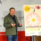 Diego Cruz, concejal de Cultura del Ayuntamiento de Almería, con el cartel de la Primavera Cultural.