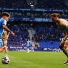 Nico Melamed encarando a Babic en el Espanyol 3 Almería 3.