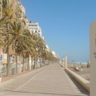 La imagen del Paseo Marítimo de Almería en la desapacible tarde del Miércoles Santo.
