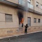 Actuación de un bombero en la vivienda afectada.