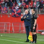 Pepe Mel tratando de animar al equipo, que ya perdía 0-2 frente a Osasuna.