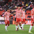 Édgar toca la cabeza a Marcos Peña en el Almería-Osasuna.