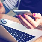 Imagen de archivo del uso de dispositivos con acceso a internet.