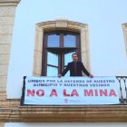 El alcalde durante la instalación de la pancarta en la fachada del ayuntamiento este martes. 