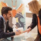 JJ Arevi dedica un libro a una lectora tras la presentación en Málaga el pasado febrero. Foto: Salvador Gil.