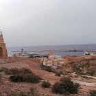 El Cerro de San Cristóbal con el Puerto de Almería al fondo hace dos semanas con la calima.