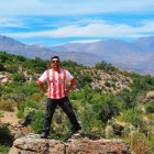 César Aguilera, con su camiseta del Almería en los cerros chilenos de Pedernal.