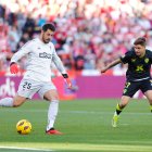 Pozo presiona al portero nazarí en el Granada-Almería, donde jugó sus últimos minutos. 