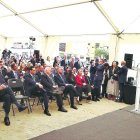 Pedro Sánchez, este lunes en Sevilla, ante diversas autoridades, entre ellas el presidente de la Junta.