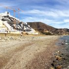 Imagen de la Playa del Algarrobico con el hotel de fondo.