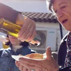 Imagen de archivo de una mujer que se prepara para consumir una elaboración con aceite de olvida.