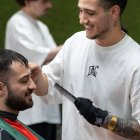 Francis de la Calle, con un cliente en su barbería.