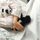 El pequeño Alejandro abrazando a su peluche favorito.