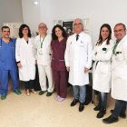 Manuel Vida, el director del Hospital Torrecárdenas, junto al equipo de Cardiología.