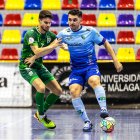 El jugador celeste aguantando la pelota de espaldas contra el Antequera