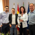 La alcaldesa y el concejal de deportes recibiendo al equipo de fútbol americano