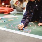 Un niño dibujando. Foto de archivo.