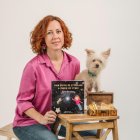 Sonia Cruz, con su libro y su perro Airon. Foto: Dulce Molina.