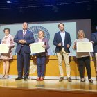 Francisco Alonso hace entrega de los diplomas a los docentes jubilados.