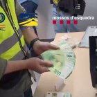 En los diferentes registros realizados se incautaron grandes sumas de dinero en efectivo, armas y relojes, entre otros.