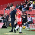 Momento en el que Largie Ramazani se marcha a vestuarios con Pepe Mel mirando a sus futbolistas.