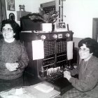 Noviembre de 1988: las dos telefonistas de Fiñana, el último pueblo de la provincia en automatizar el servicio. Foto de José Juan Mullor.