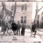 Jóvenes festejando la nevada en la Plaza de la Catedral en febrero de 1935.