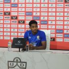 El delantero hondureño en rueda de prensa.