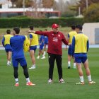 Pepe Mel charla con Arribas en el Anexo del Estadio Mediterráneo.