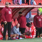 La imagen del banquillo con Pepe Mel y los jugadores después de terminar el partido y certificar el descenso.